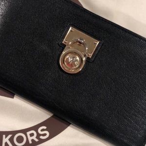MK wallet
Black leather
Gently used